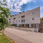 Stylish Two Bedroom Apartment&Garage Parking Place