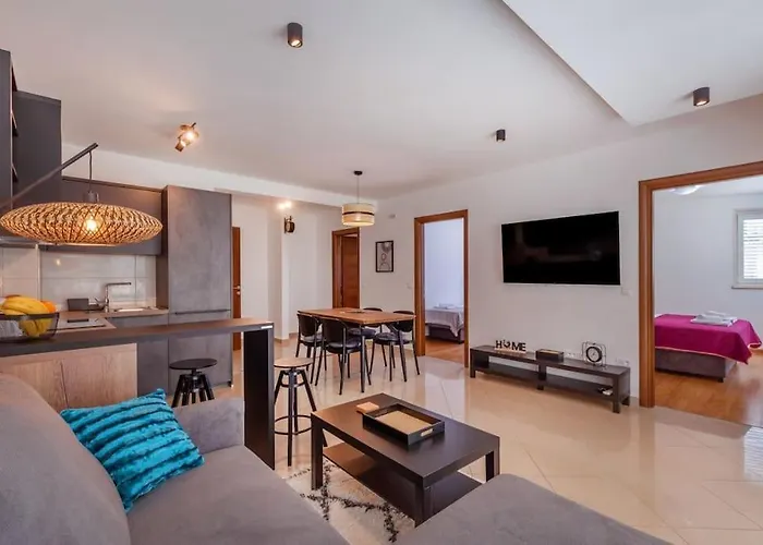 Stylish Two Bedroom Apartment&Garage Parking Place