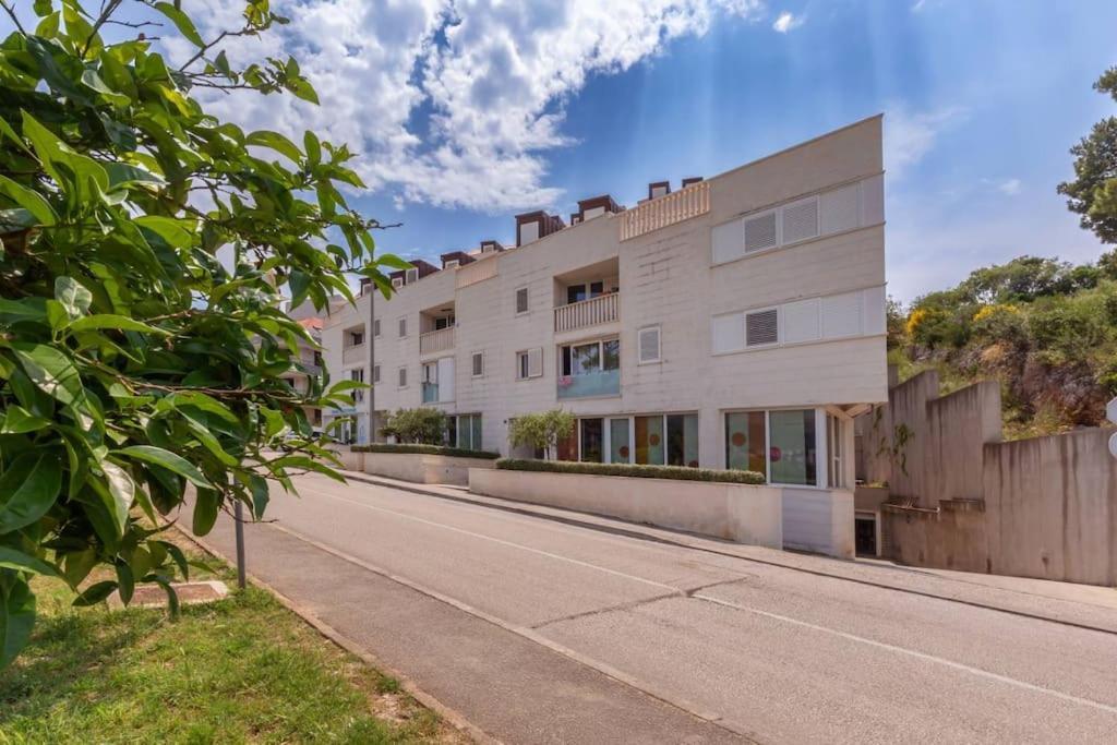Stylish Two Bedroom Apartment&garage Parking Place Lägenhet *