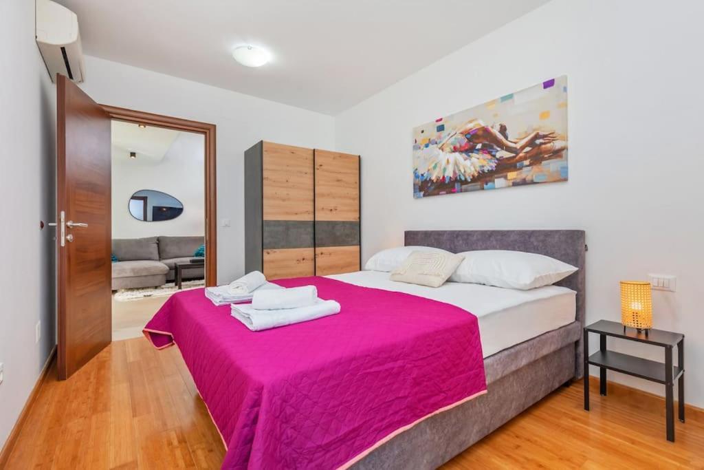 Stylish Two Bedroom Apartment&garage Parking Place