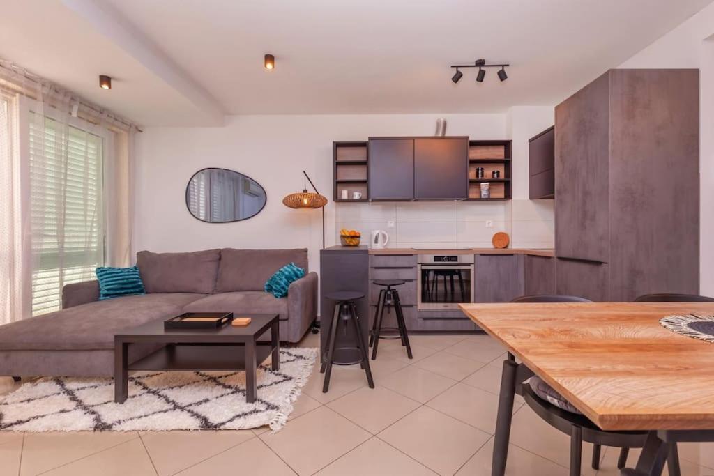 Lägenhet Stylish Two Bedroom Apartment&garage Parking Place *