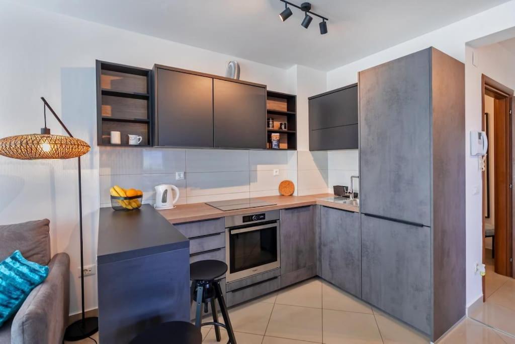Stylish Two Bedroom Apartment&garage Parking Place Lägenhet