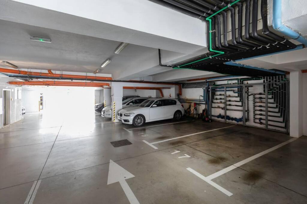 Stylish Two Bedroom Apartment&garage Parking Place Lägenhet *