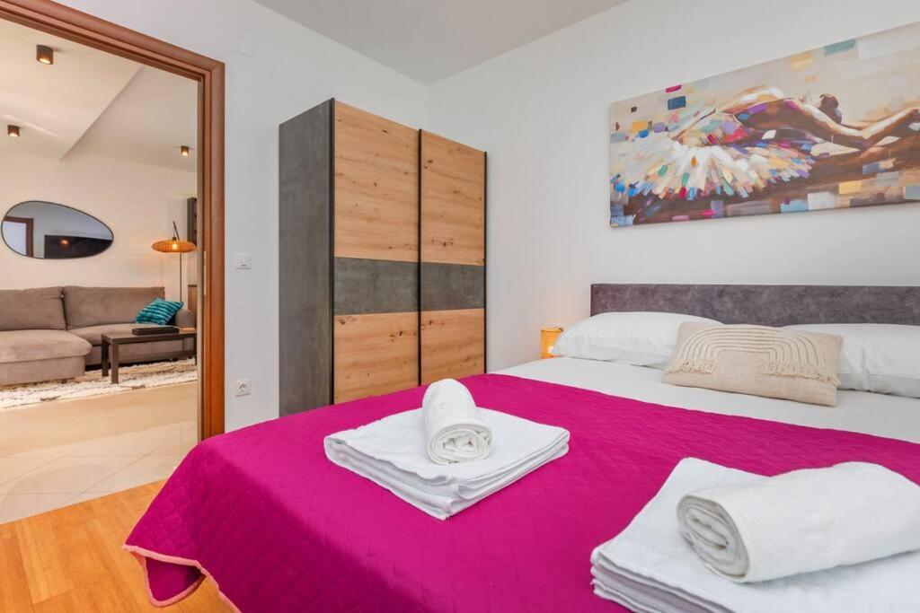 Lägenhet Stylish Two Bedroom Apartment&garage Parking Place