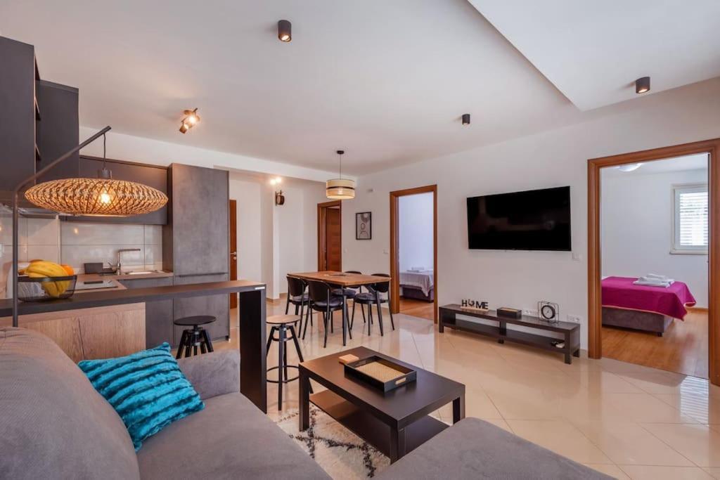 Stylish Two Bedroom Apartment&garage Parking Place Lägenhet